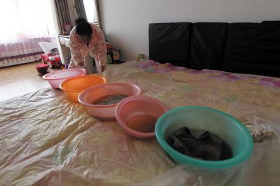 乐山楼上漏水，住户失联，小区没物管，业主维权难！律师来支招……